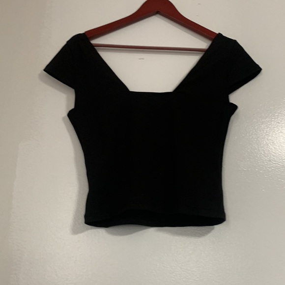 Black crop top with cap sleeves size medium - Picture 2 of 4